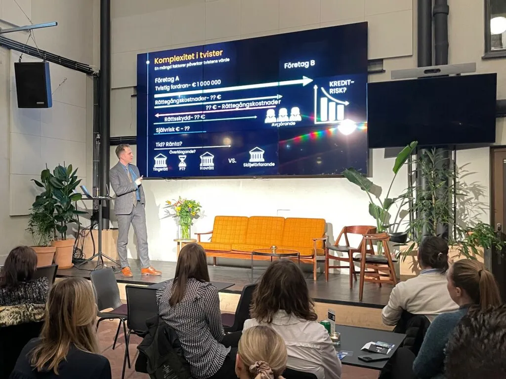 Olof Heggemann speaks about risks in disputes at the Oslo Legal Tech Meetup